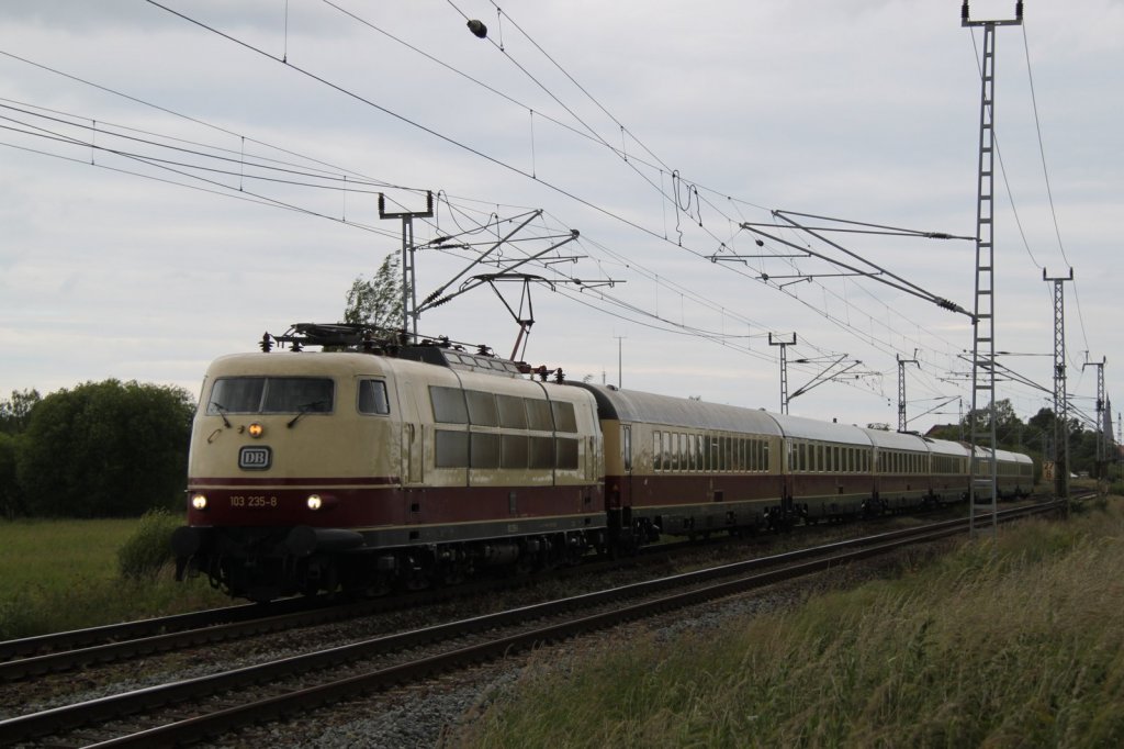 Diesmal war der Wettergott nicht gndig,Pnktlich als 103 235-8 mit Ihrem Sonderzug von Osteebad Binz nach Kln Hbf durch Sildemow kam wurde es bedrohlich dunkel.10.06.2012