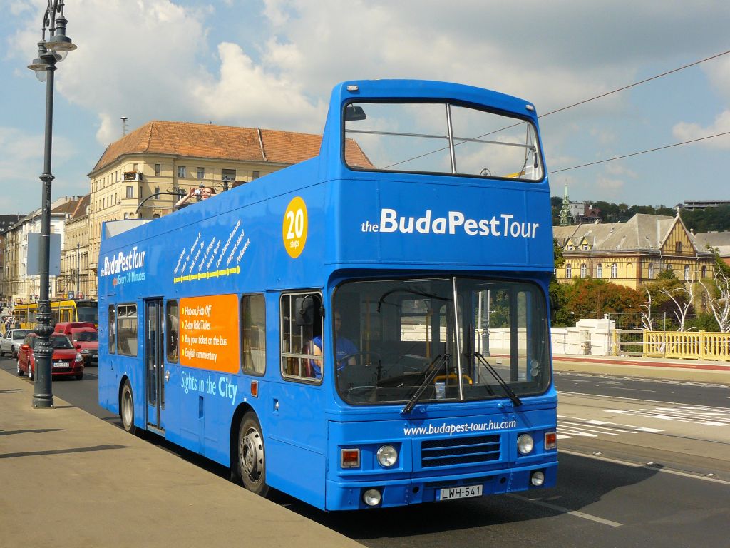 Doppelstock Bus Stadtrundfahrt. Margit hd, Budapest, Ungarn 02-09-2011.