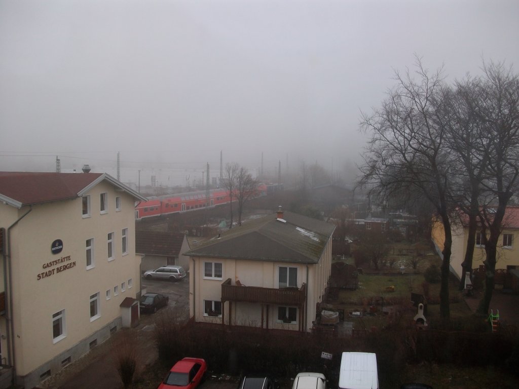 Doppelstocksteuerwagen am 02.Februar 2011 auf dem Weg von Halle nach Mukran gezogen von E18 047(!) bei der Ausfahrt aus Bergen/Rgen.