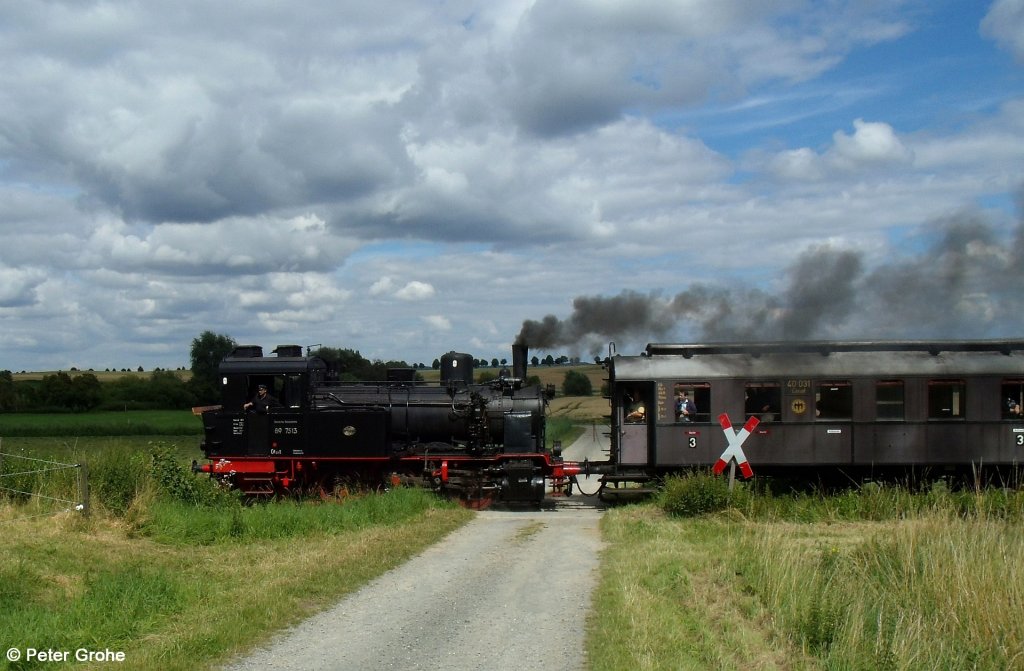 DR 89 7513 (Firma Jung, Jungenthal 1911, Fab.-Nr. 1720) unterwegs mit Sonderzug Derneburg - Bornum, hier beim Passieren eines Bahnberganges bei Bockenem --> ex KBS 241 Derneburg – Seesen, fotografiert am 22.07.2012