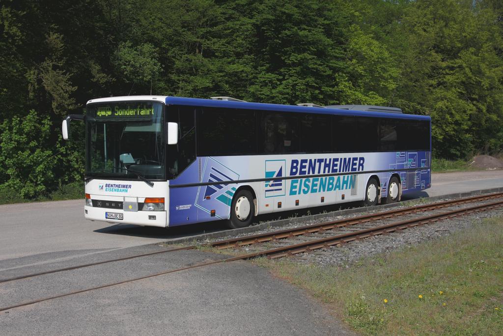 Dreiachser Setra de 300er Serie der Bentheimer Eisenbahn hier in Bad Bentheim 
am 24.4.2011.