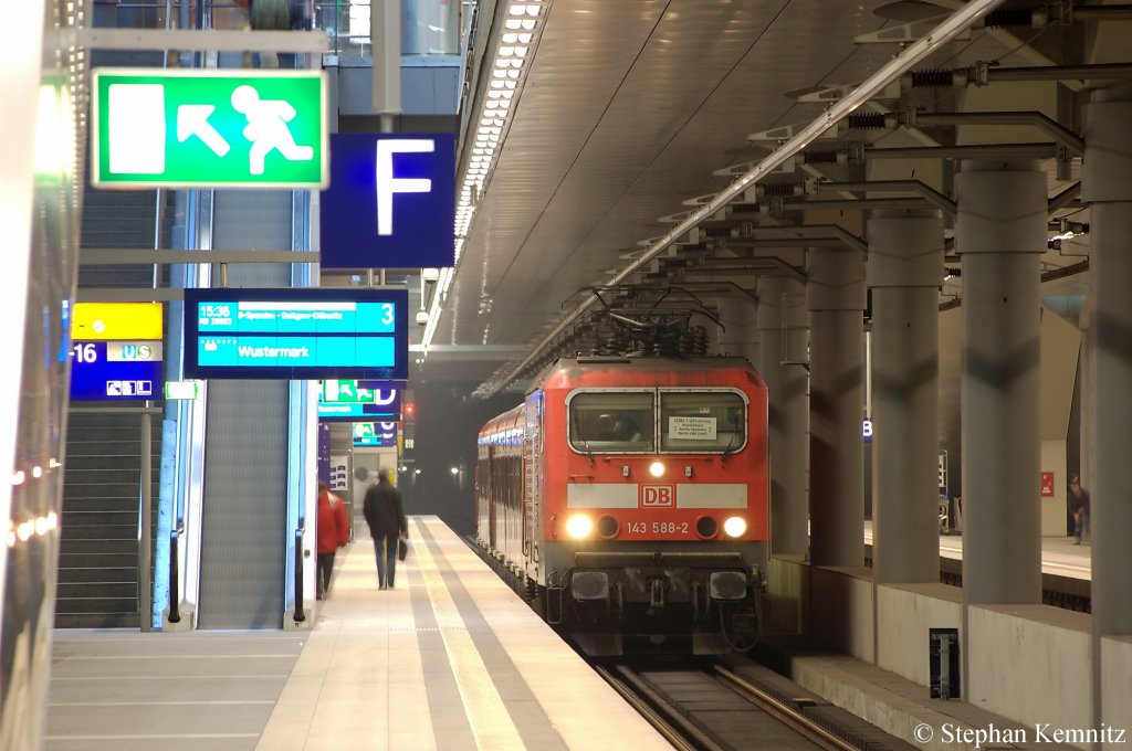 Dsseldorferin 143 588-2 mit der RB 13 (RB 28863) nach Wustermark in Berlin Hbf(tief). 11.01.2011