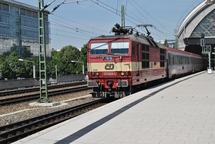 EC 173 von Hamburg-Altona Richtung Villach Hbf bei der Ausfahrt im Bahnhof Dresden.(Foto Silvio)Aufgenommen am 12.07.10