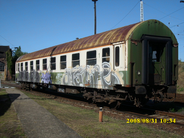 Ehmaliger DR-1.Klasse Reisezugwagen Eigentmer:Rbel-Mritz-Eisenbahn am 31.August 2008 in der Einsatzstelle Berlin Lichtenberg.