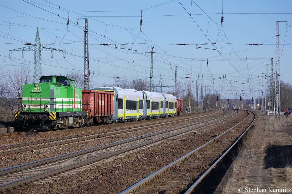 EIB 22 Lisa 2 (293 025-3) mit einer berfhrung von drei 650er fr die Agilis von Halle(Saale) nach Velten in Saarmund. Es handelt sich um die VT 650.715, VT 650.716 und VT 650.720. 08.03.2011