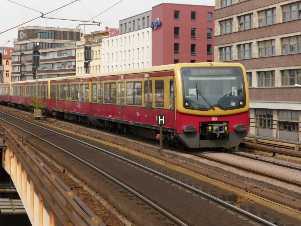 Ein 481er am Bahnhof Berlin-Alexanderplatz. 11.04.2012
S7 -> Ahrensfelde