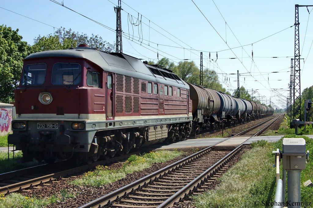 Ein bisschen alter DR Flair auf dem Westlichen Berliner Auenring. 232 158-6 der LEG noch in alter DR-Lackierung mit einem Kesselzug in Priort. 07.05.2011 