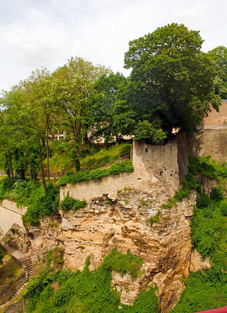 Ein Blick am 16.06.2013 aus dem Zug auf dem Pulvermhle Viadukt (Bisser Brck) auf eine  tolle Fotostelle - Das Plateau du Rham (op der Rumm) in Luxemburg Stadt, wo zwei Tage zuvor internationale Bahnfotografen standen um Bilder zumachen.

Blickrichtung zur Geopos. ist nrdwestlich.

