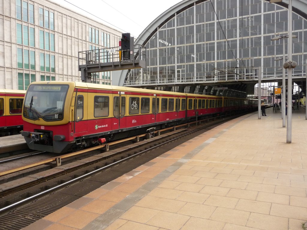 Ein Dreiviertelzug 481er f�hrt in den Bahnhof Berlin-Alexanderplatz ein. 11.04.2012
S75 -> Wartenberg