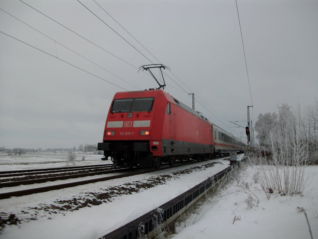 Ein eisig,kalter Tag war der 08.Dezember 2010,als ich am Einfahrsignal von Bergen/Rgen,die schiebende 101 010,mit dem IC 2212 Koblenz-Binz, ablichtete.