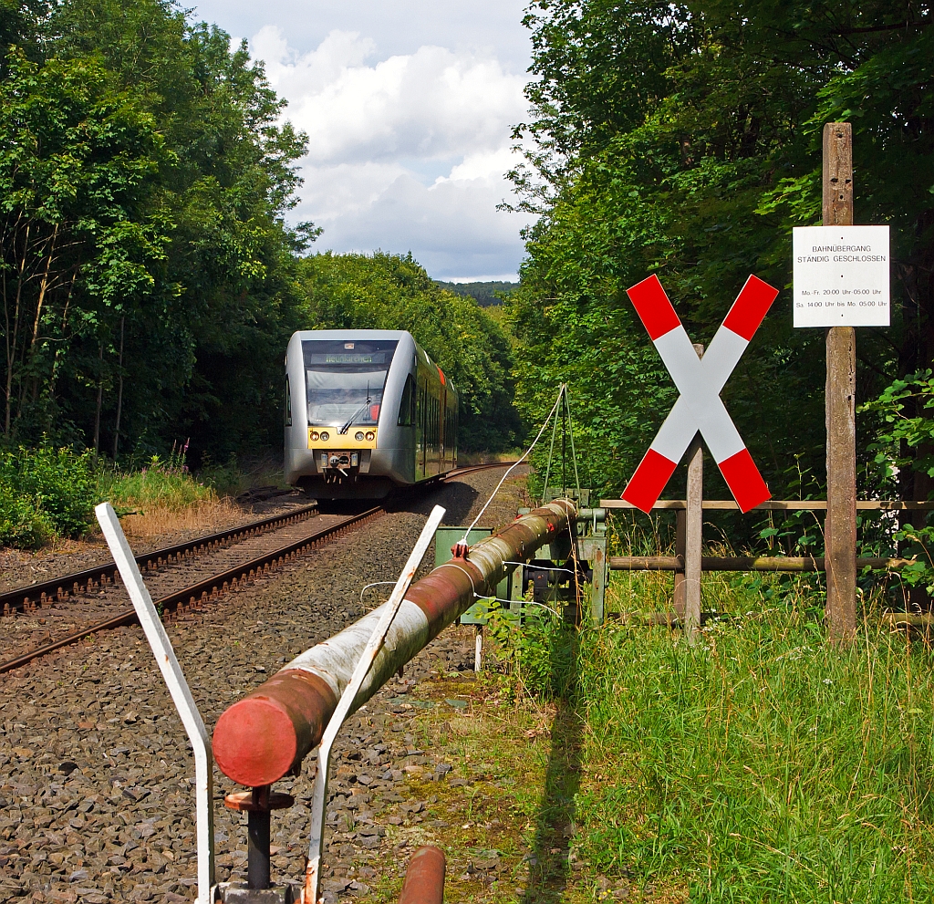 Ein GTW 2/6 der Hellertalbahn als (Neunkirchen-Herdorf-Betzdorf) fhrt am 30.07.2012 von Herdorf Richtung Betzdorf, hier beim B bei km 87,8 (Herdorf-Sassenroth). Bei diesem Bahnbergang wird die Schranke nur auf Verlangen geffnet. Wobei sie Mo. bis Fr. von 20:00 bis 5:00 und Sa. 14:00 bis Mo. 5:00 geschlossen bleibt.