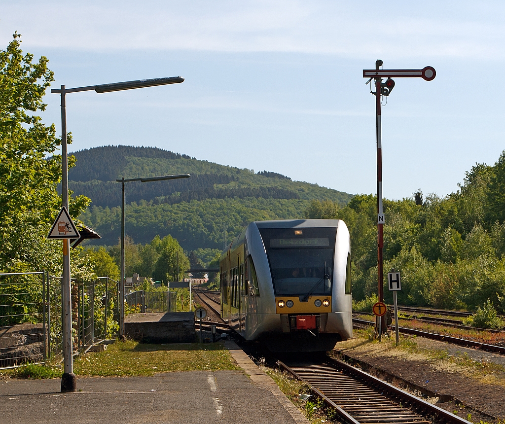Ein GTW 2/6 der Hellertalbahn bei der Einfahrt in den Bahnhof Herdorf am 08.05.2011, er f�hrt uns gleich nach Betzdorf.
