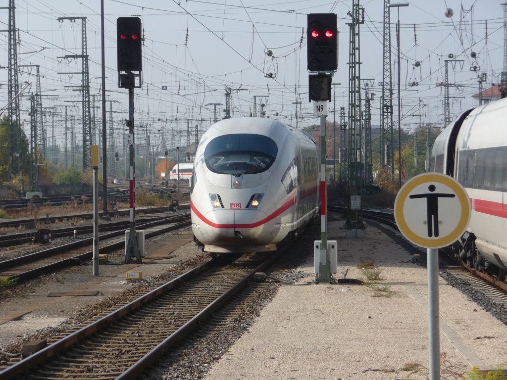 Ein ICE3-Prchen erreicht am 29.10.2011 den Nrnberger Hauptbahnhof.