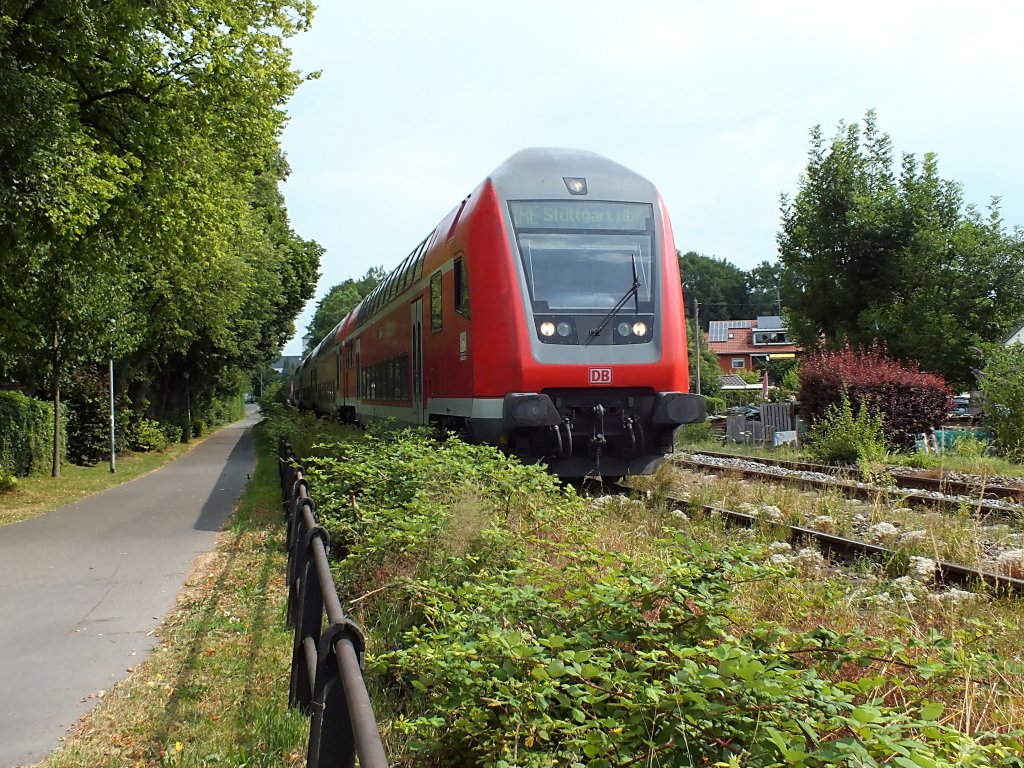 Ein IRE aus Stuttgart ist hier am 24.7.13 in Lindau unterwegs. In wenigen Sekunden wird er den Bodenseedamm befahren und kurz darauf in Lindau eintreffen.