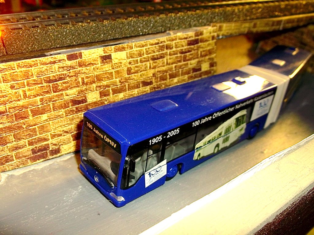 Ein Mercedes-Benz Citaro aus der Flotte der SWK Kaiserslautern, hat gerade eine Bahnlinien-Unterf�hrung durchquert.