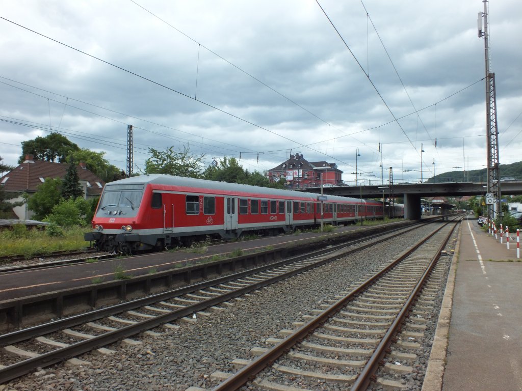 Ein n-Wagen mit Wittenberger Kopf verlsst am 23.06.2013 Weinheim (Bergstrae) in Richtung Heidelberg.