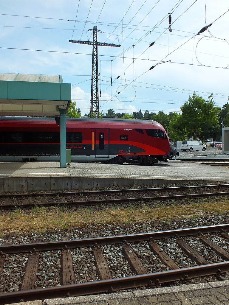 Ein Railjet-Steuerwagen der BB im Profil. Dieser Zug hatte  dank  des verspteten EC nach Zrich ebenfalls rund 10 Minuten Versptung, wurde aber aus unerfindlichen Grnden nicht vorgelassen, obwohl beide ca. 2 Kilometer vom Bahnhof entfernt in unterschiedliche Richtungen abzweigen. Bregenz, 23.7.13