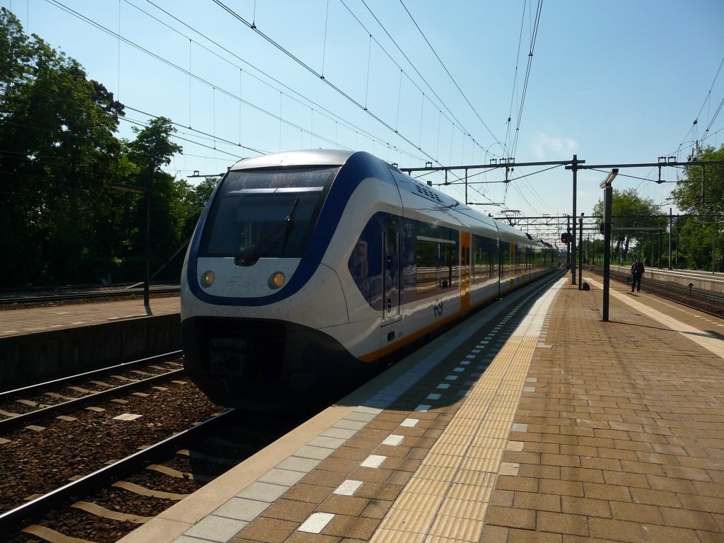 Ein Sprinter Light Trein erreicht am 02.06.2012 den Bahnhof Dordrecht.