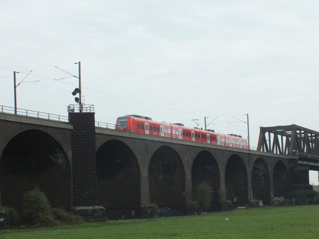 Ein Triebwagen der Baureihe 425 am 25.04.2013 auf der Rheinhausener Rheinbr�cke.
RB33 -> M�nchengladbach Hauptbahnhof