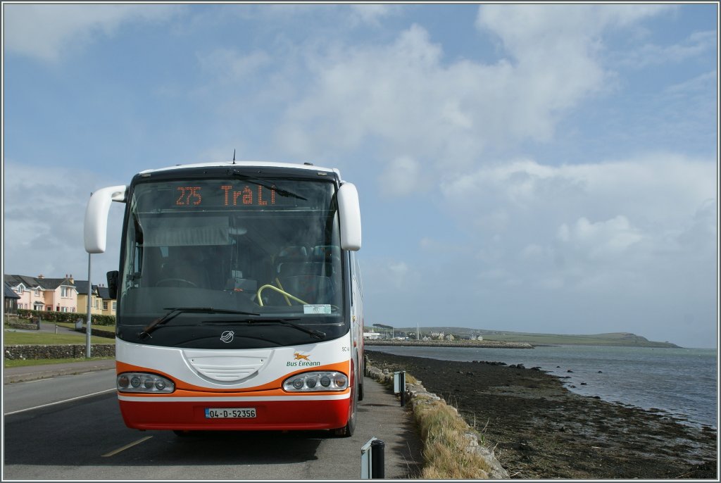 Ein �berland-Bus wartet am Ortsausgang von Dingle auf die R�ckfahrt nach Tralee/Trali. 
18. April 2013