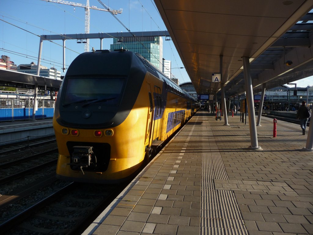 Ein VIRM-Triebwagen fhrt in den Bahnhof Utrecht ein. 26.10.2011