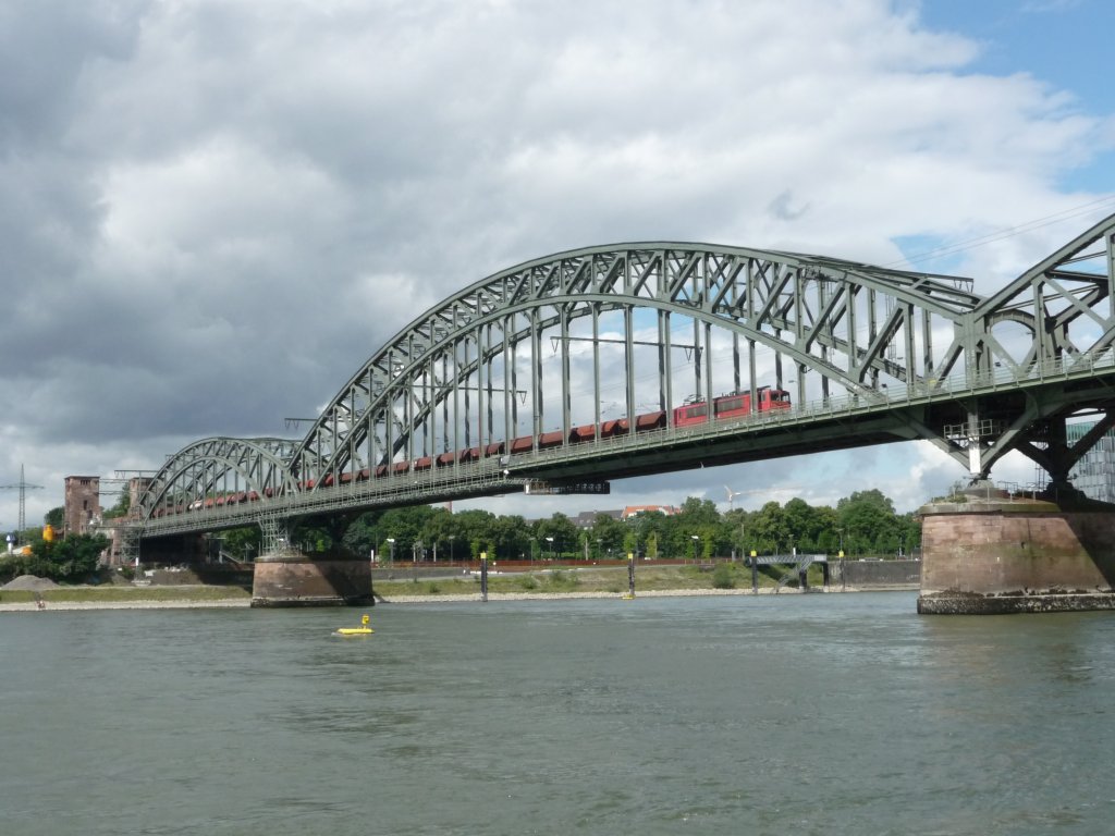 Eine 155er �berquert am 06.08.2012 die K�lner S�dbr�cke.