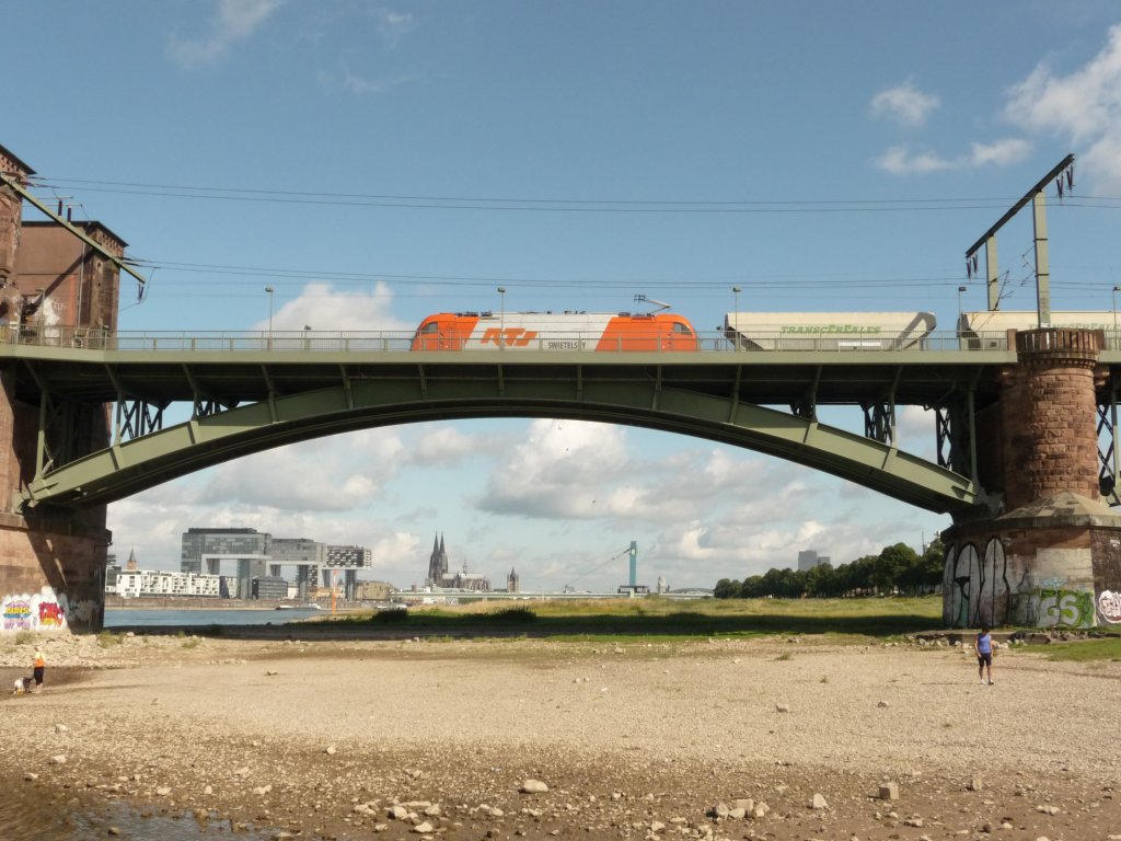 Eine 183 von RTS berquert am 06.08.2012 die Klner Sdbrcke.