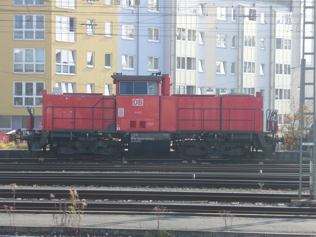 Eine der von der DB als Rangierlok in Nrnberg genutzten modernisierten V100 ist 214 017, hier am 29.10.2011 im Gleisvorfeld des Nrnberger Hauptbahnhofes.