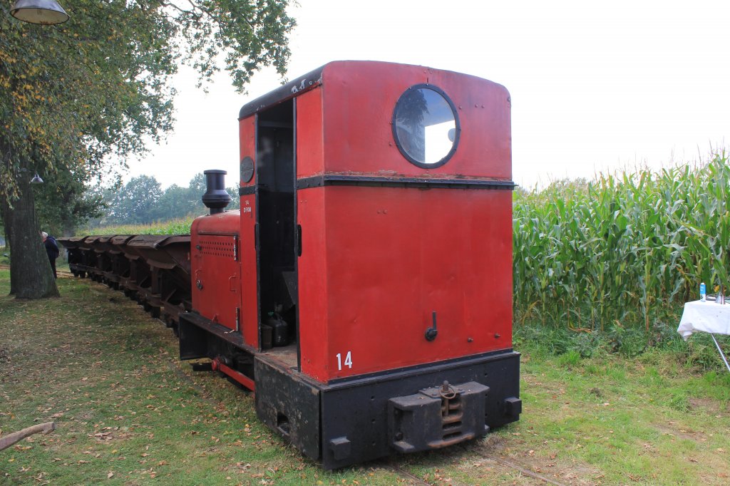 Eine Deutz OMZ 600 mm Spur Feldbahnlok Stand am 03.10.2011 Oben Bei Museum Ltjenkamp mit Lohrenzug . Auch sie Ist Eigentum des Deutschen Feld Und Kleinbahnmuseum Deinste e.V Sie Trgt die Nummer 14.