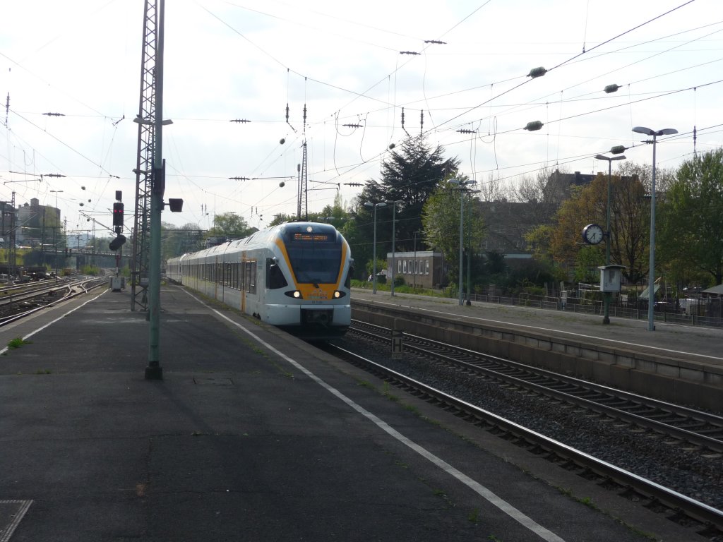 Eine Doppeltraktion eurobahn-Flirts mit ET 7.06 an Spitze erreicht am 15.04.2011 Wuppertal-Oberbarmen
RE13 -> Hamm