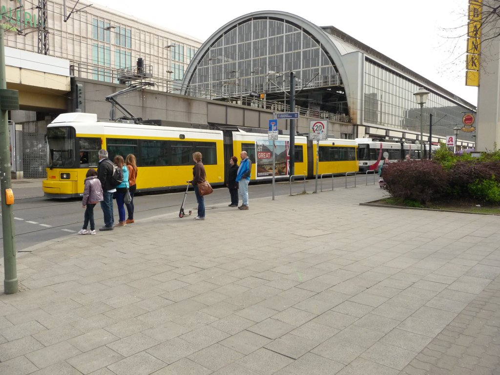 Eine Doppeltraktion GT6N am 11.04.2012 vor dem Bahnhof Alexanderplatz in Berlin.
Linie M4 -> S-Bahnhof Hackescher Markt