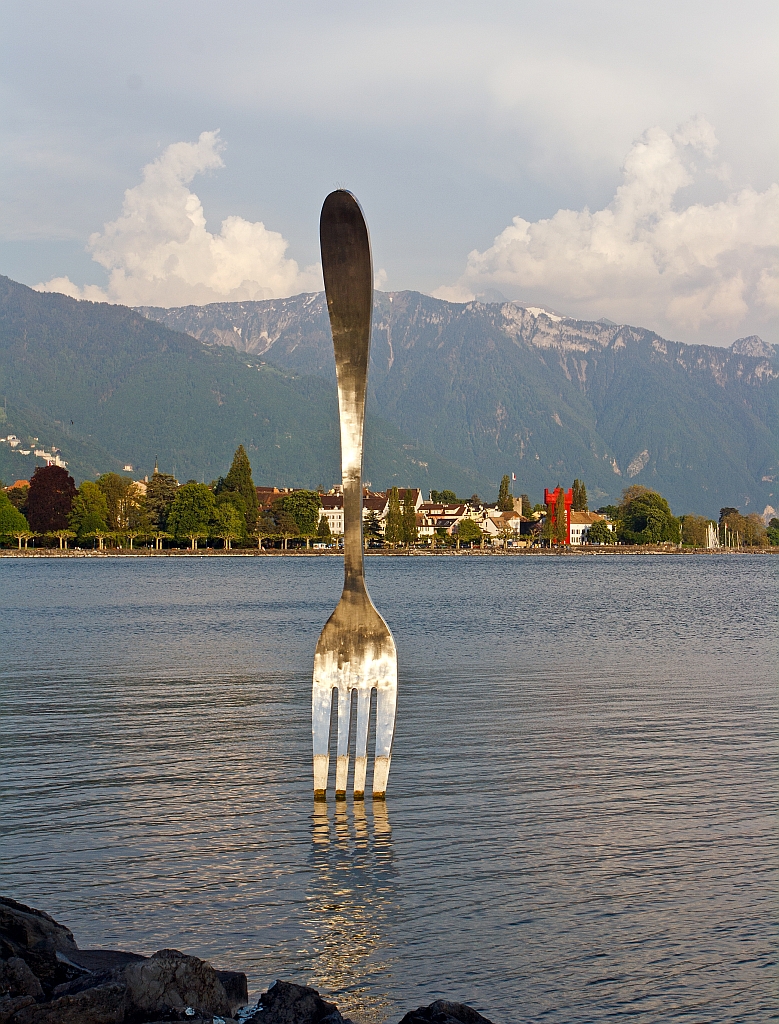 Eine groe Gabel steckt im  kleiner See  .....Hier sieht man wie klein er doch ist:-)  Am 25.05.2012 in Vevey am Lac Lman.