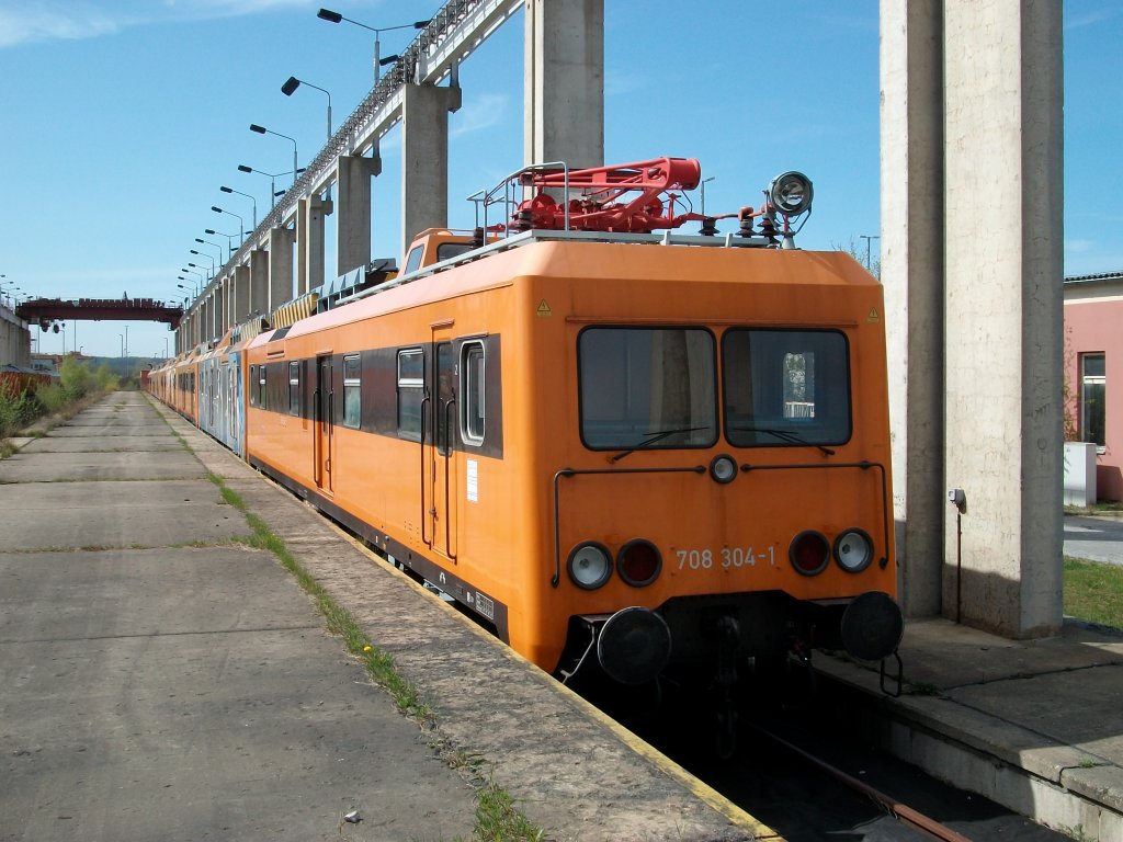 Eine Reihe abgestellter z-gestellter 708-Triebwagen in Mukran.