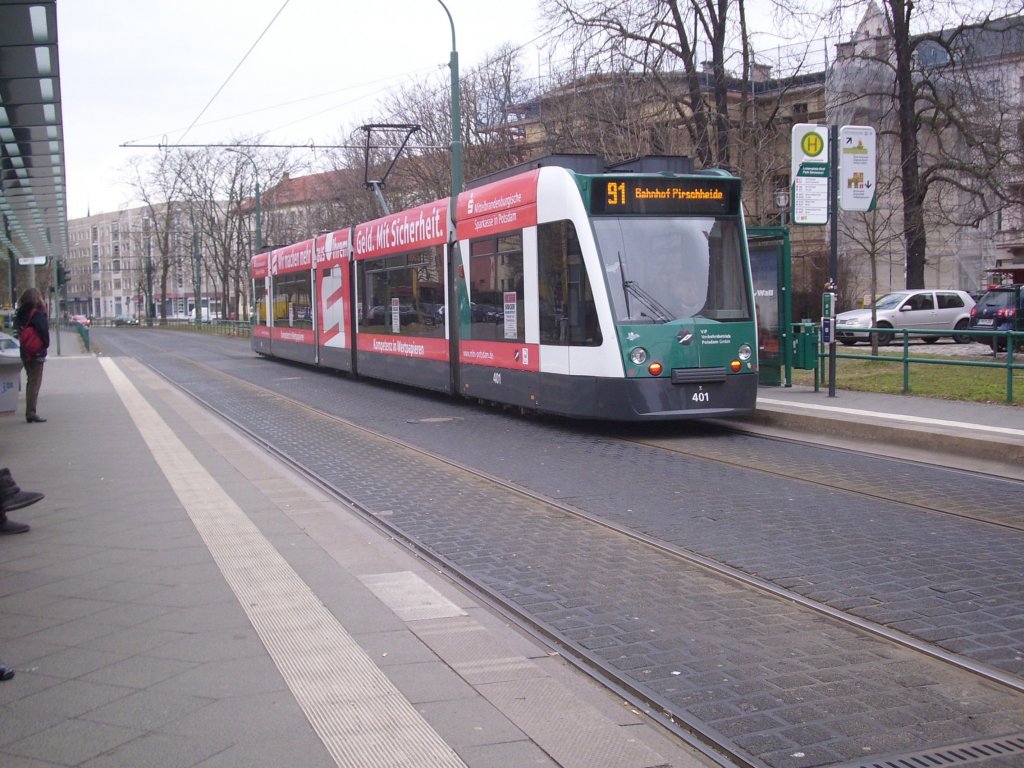 Eine Stra�enbahn mit Sparkassen Werbung in Potsdam.