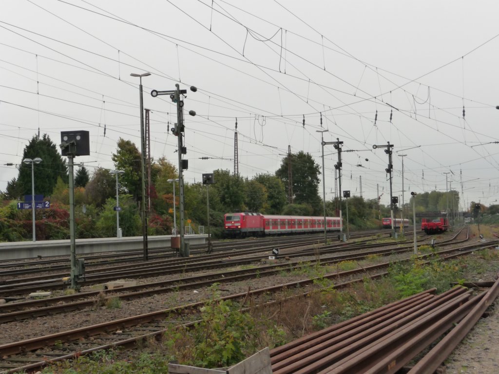 Eine unerkannt gebliebene Lok der Baureihe 143 erreicht an 17.10.2012 den Bahnhof Dsseldorf-Rath.
S6 -> Kln-Nippes.