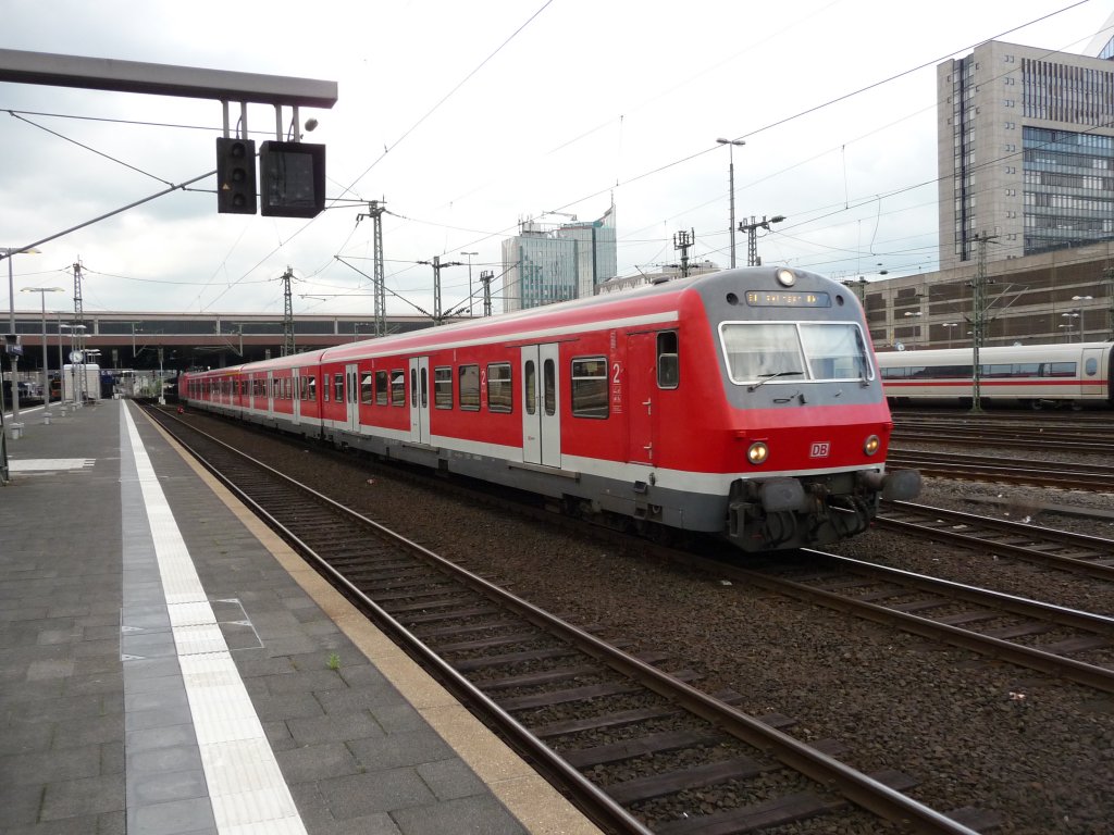 Eine Verst�rker-S1 verl�sst am 03.05.2012 D�sseldorf Hauptbahnhof.
S1 -> Solingen Hauptbahnhof