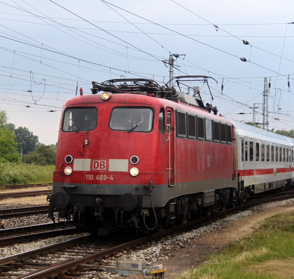 endlich wieder Freitag da bei Drehscheibe-Online 110 469-4 fr Rostock angekndigt war ging es am 28.06.2013 zum Rostocker Hbf,Pnktlich um 15:12 Uhr fuhr die schicke Lady den IC 1961 von Hamburg-Altona nach Stralsund Hbf.