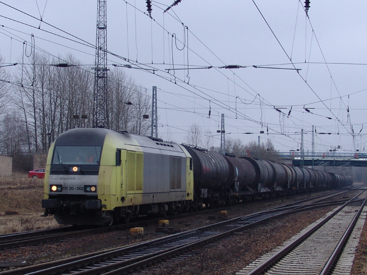 ER20-002 mit einem Kesselzug von Stendell Richtung WRS bei der Einfahrt im Bahnhof Rostock-Seehafen.(18.03.2011)