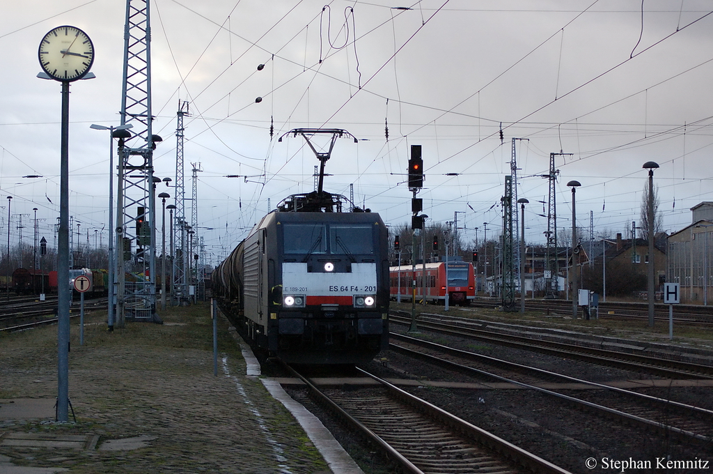 ES 64 F4 - 201 [Name:  Zabrze ] 189 201-7 MRCE Dispolok GmbH fr CTL Logistics GmbH mit einem Kesselzug in Stendal Richtung Magdeburg unterwegs. 17.12.2011