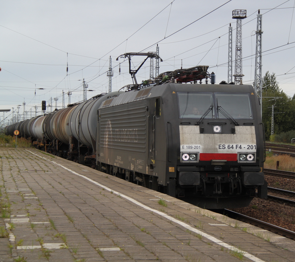 ES 64 F4-201 mit Kesselzug von Rostock-Seehafen nach 
Grokorbetha bei der Durchfahrt in Rostock-Dierkow.07.09.2012