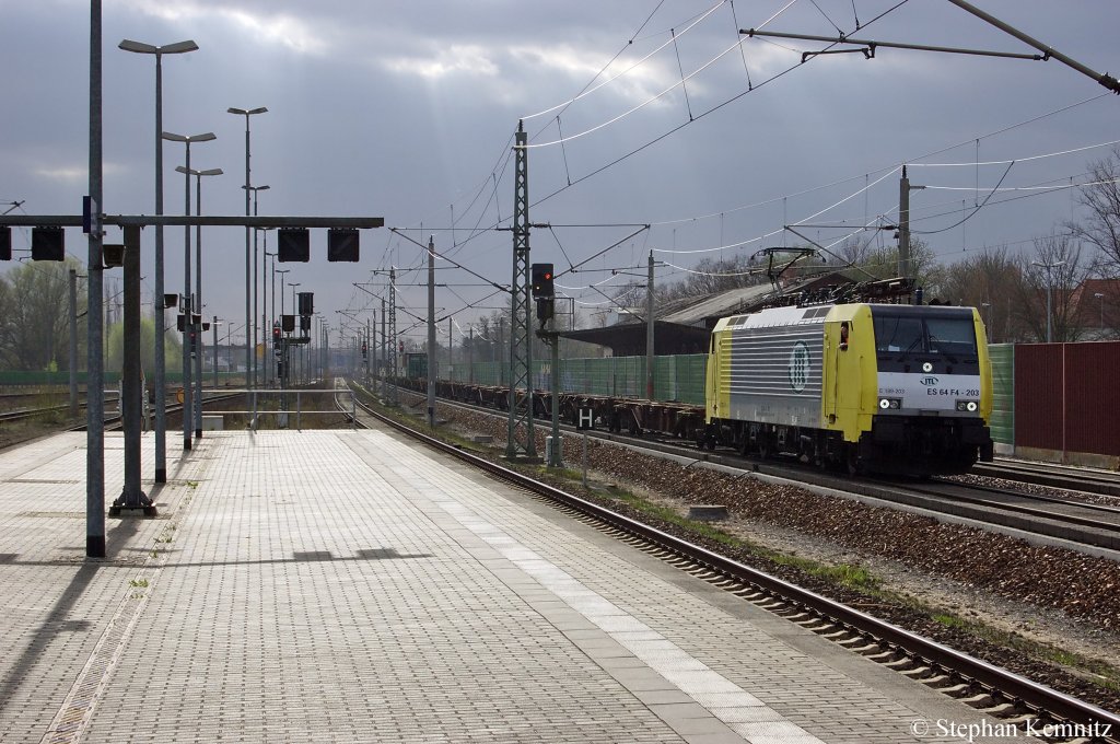 ES 64 F4 - 203 (189 203-3) ITL mit Containerzug in Rathenow in Richtung Wustermark unterwegs. 08.04.2011