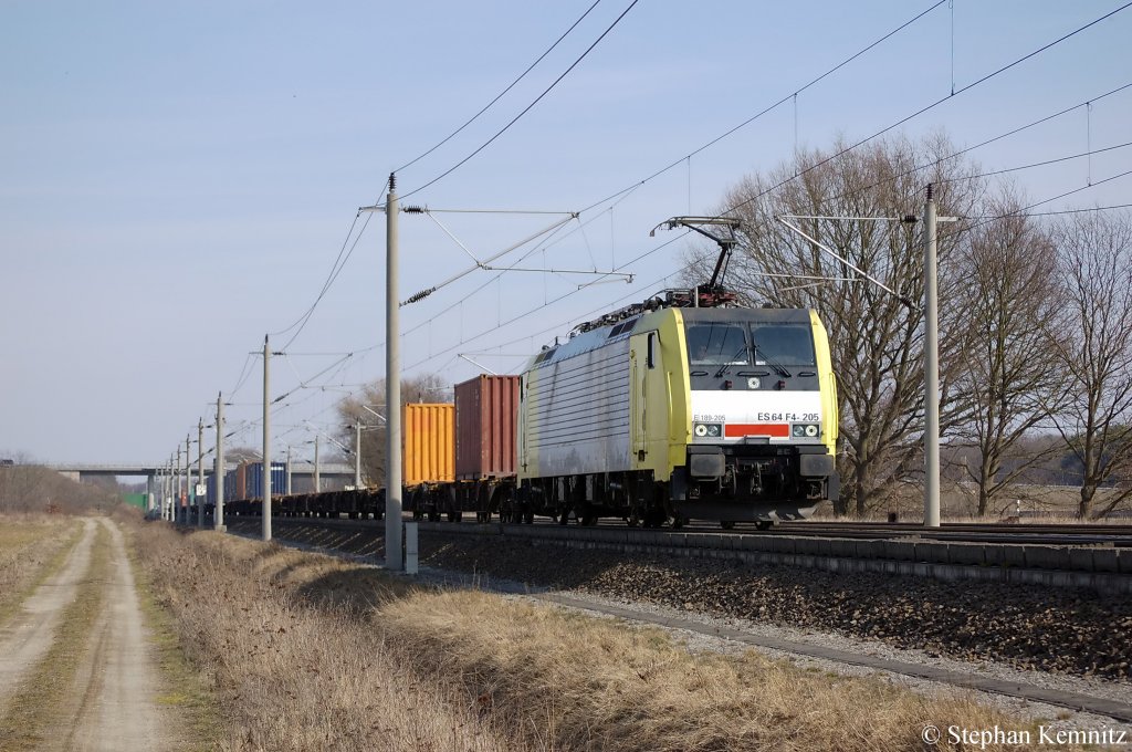 ES 64 F4 - 205 (189 205-8) von der MRCE in Dienst fr die ITL mit Containerzug zwischen Growudicke und Rathenow in Richtung Stendal unterwegs. 21.03.2011