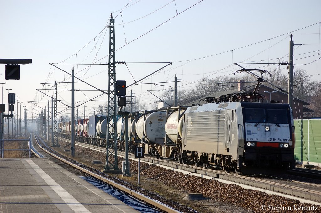 ES 64 F4 - 995 (189 095-3) von der MRCE fr Captrain fahrend mit einem Containerzug in Rathenow in Richtung Wustermark unterwegs. 29.01.2011