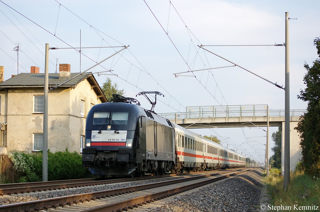 ES 64 U2 - 001 (182 501-7) MRCE fr DB Fernverkehr mit dem EC 174 von Budapest-Keleti pu nach Hamburg-Altona in Vietznitz. 17.09.2011