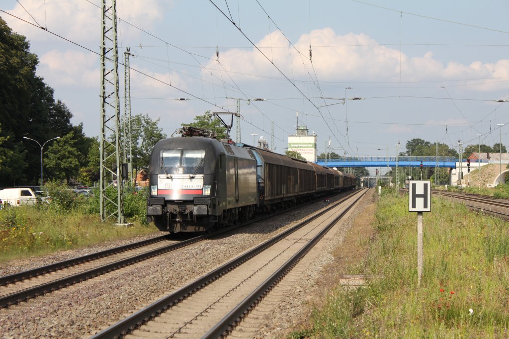 ES 64 U2 017 kommt mit Schiebewandwagen von Machen Oder Hamburg am 27.07.2011 durch den BF Tostedt