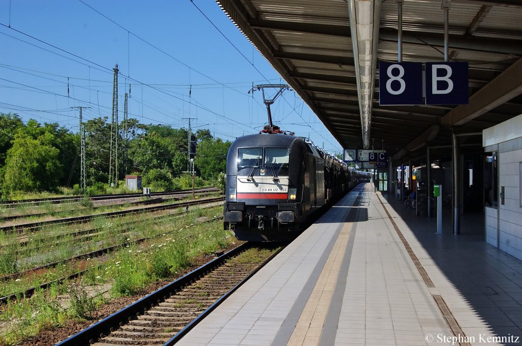 ES 64 U2-033 (182 533-0) MRCE im Dienst fr TX Logistik AG mit einem VW-Autozug in Magdeburg. 27.06.2011