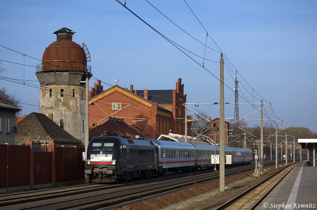 ES 64 U2 - 036 (182 536-3) MRCE Dispolok GmbH fr DB Fernverkehr AG mit dem EC 248 von Krakow Glowny nach Hamburg-Altona in Rathenow. 27.03.2012