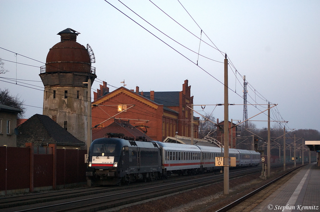 ES 64 U2 - 061 (182 561-1) MRCE Dispolok GmbH fr DB Fernverkehr AG mit dem EC 248 von Krakow Glowny nach Hamburg-Altona in Rathenow. 15.03.2012