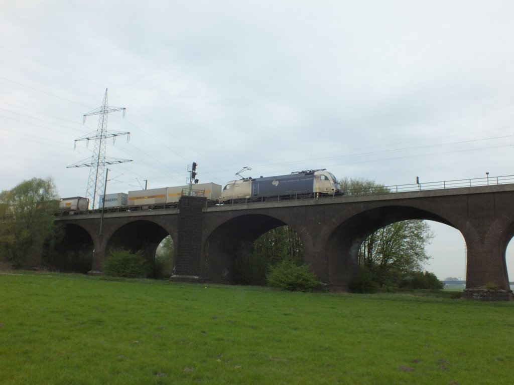 ES 64 U2-064 der WLB (182 564) am 25.04.2013 auf der Rheinhausener Brcke.