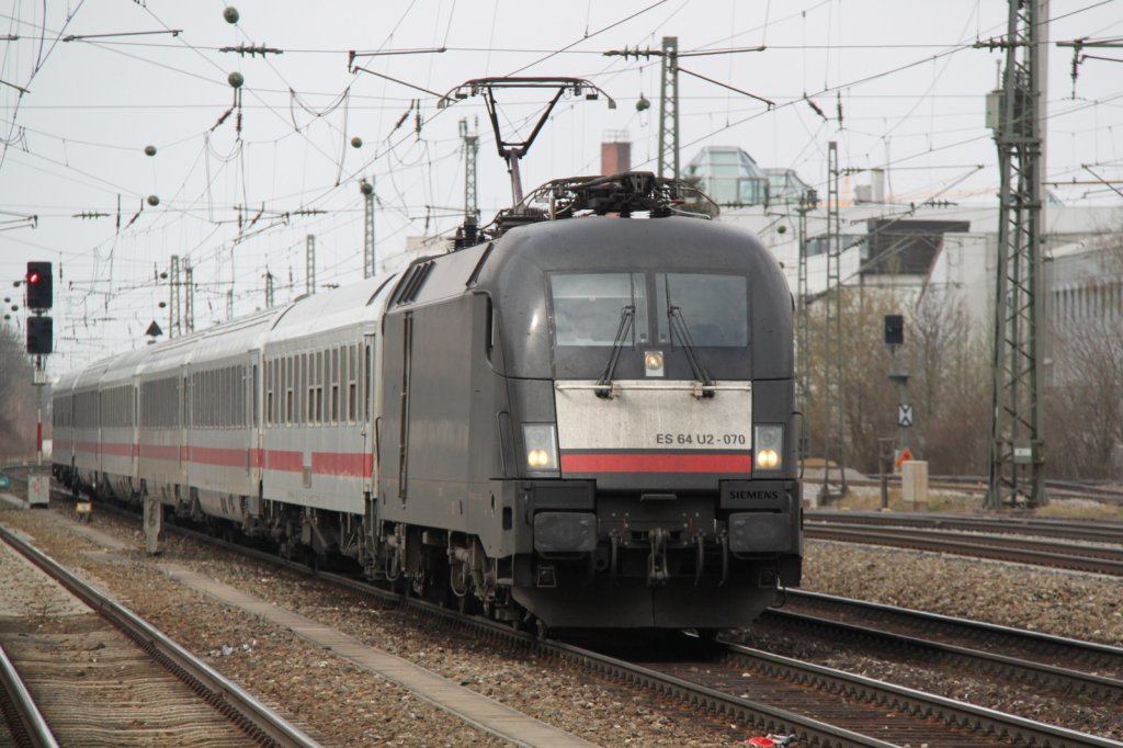 ES 64 U2-070 mit IC 2083 von Hamburg-Altona nach Berchtesgaden Hbf bei der Durchfahrt am 31.03.2012 in Mnchen Heimeranplatz